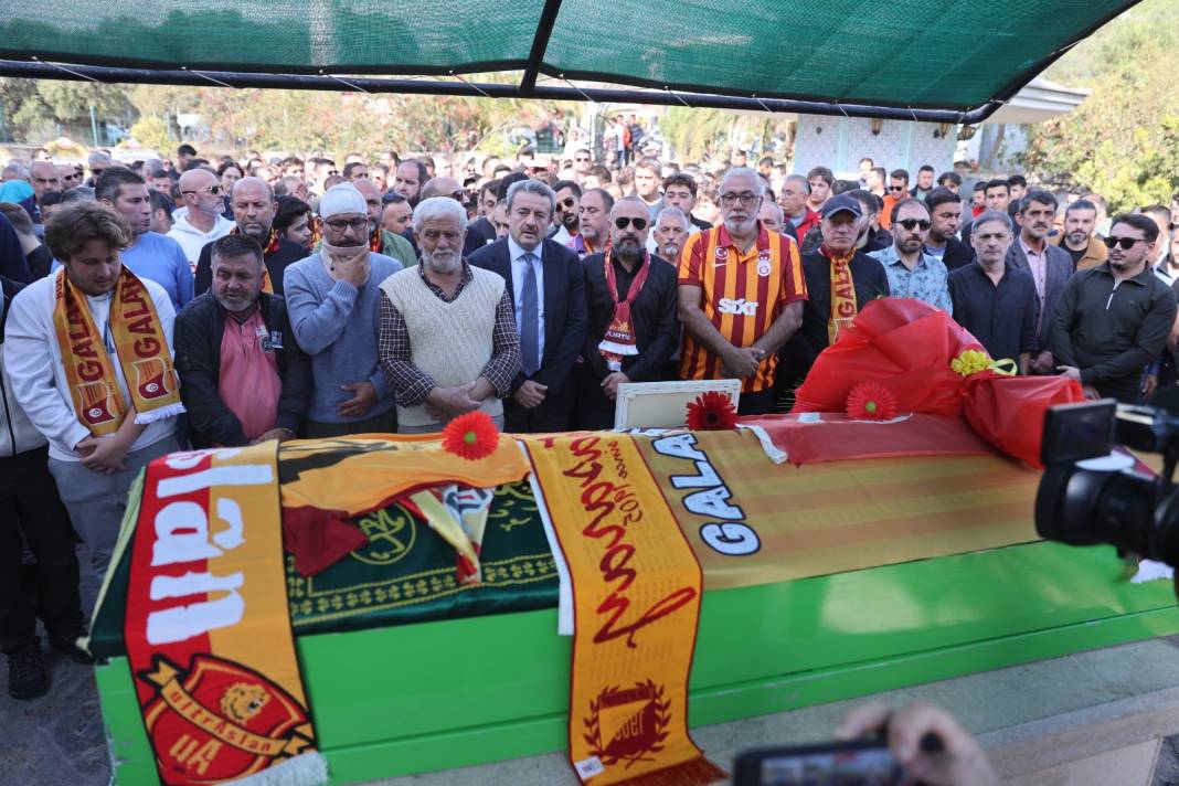 Galatasaraylı Yiğit Bodrum'da toprağa verildi. Son isteğini Galatasaraylı futbolcular yerine getirmedi. Volkan Demirel gitti 12